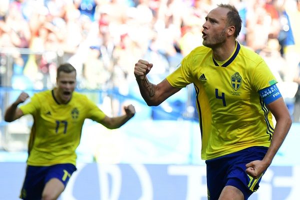 Con penal cobrado gracias al VAR, Suecia arrancó con una victoria
