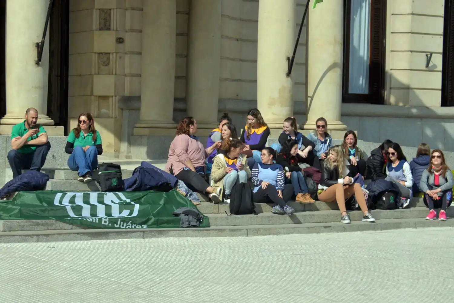 Las docentes de jardines municipales están de paro y hoy realizan un abrazo al Municipio
