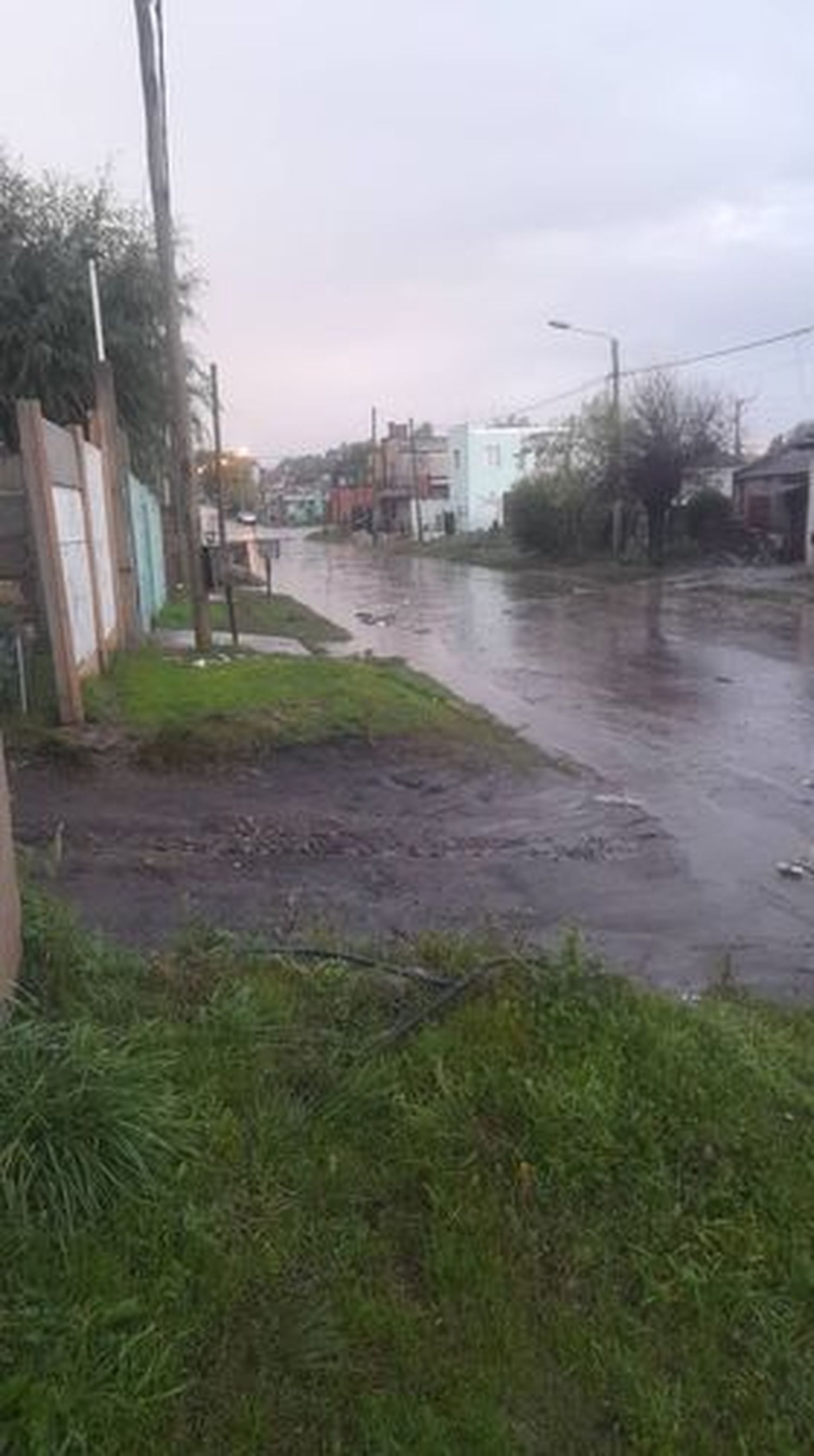 Vecinos de distintos barrios expresaron su enojo por calles anegadas y agua dentro de las casas