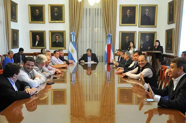 Bordet convocó a debatir y legislar sobre el régimen de comunas