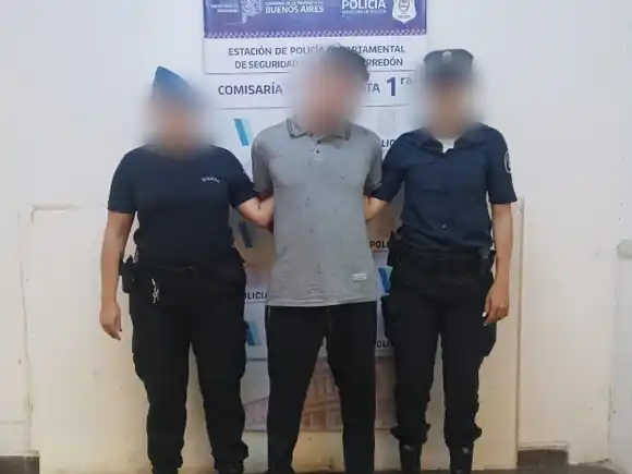 Retienen a un joven delincuente en el interior de una vivienda: tiene amplio prontuario