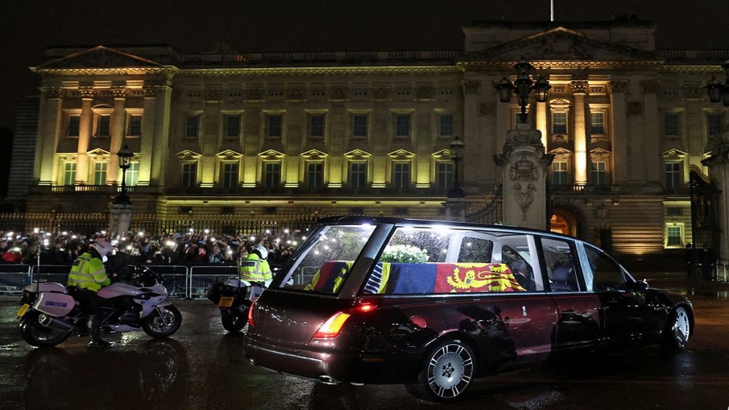 Los restos de Isabel II reposan en el Palacio de Buckingham