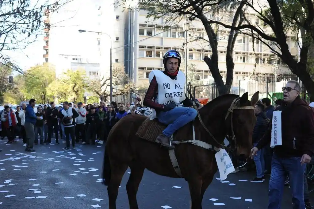 Protesta de trabajadores de hipódromos contra el recorte de fondos