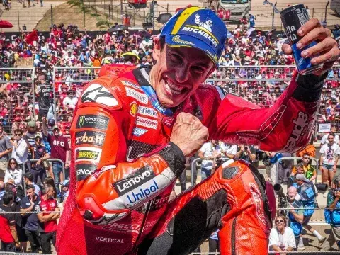Marc Márquez celebrando en el podio español.