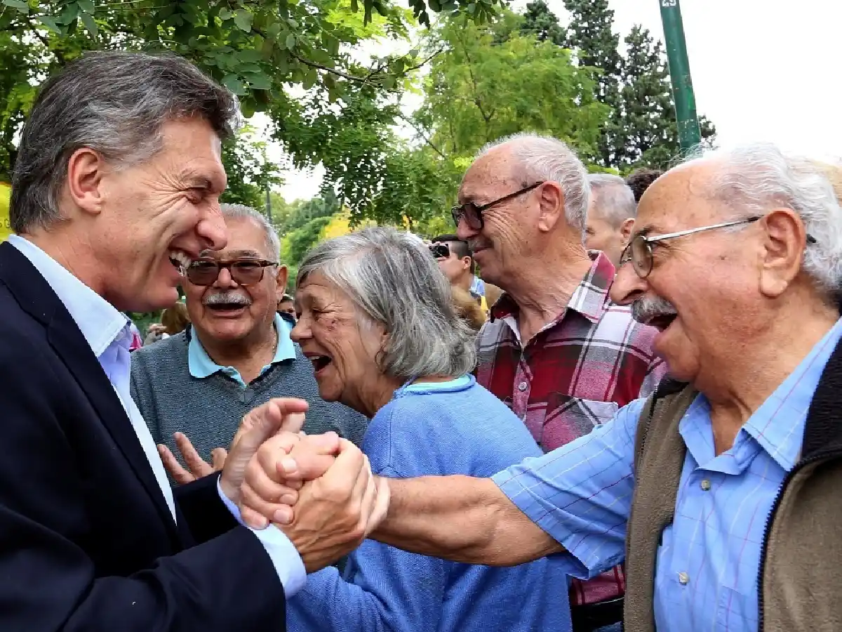 El Gobierno estudia pagar un bono a jubilados y adelantar la suba de haberes de diciembre