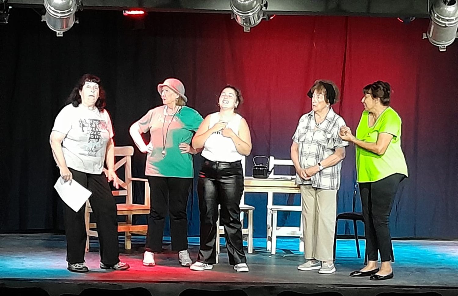 Sobre el escenario. El elenco que presenta la obra de teatro