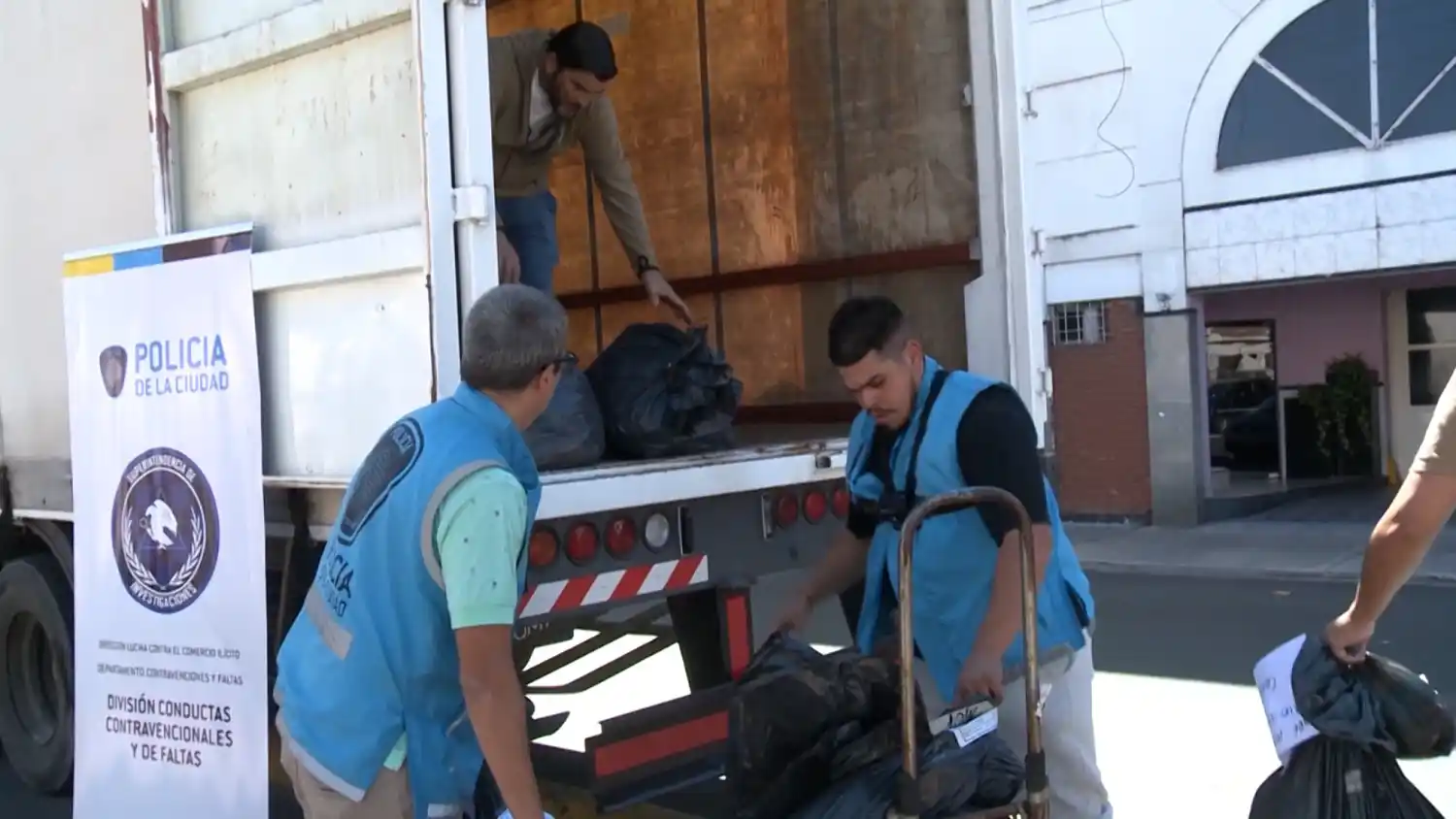 Policías de la Ciudad recolectaron bolsas con mercadería de allanamientos para donar a Bahía Blanca.