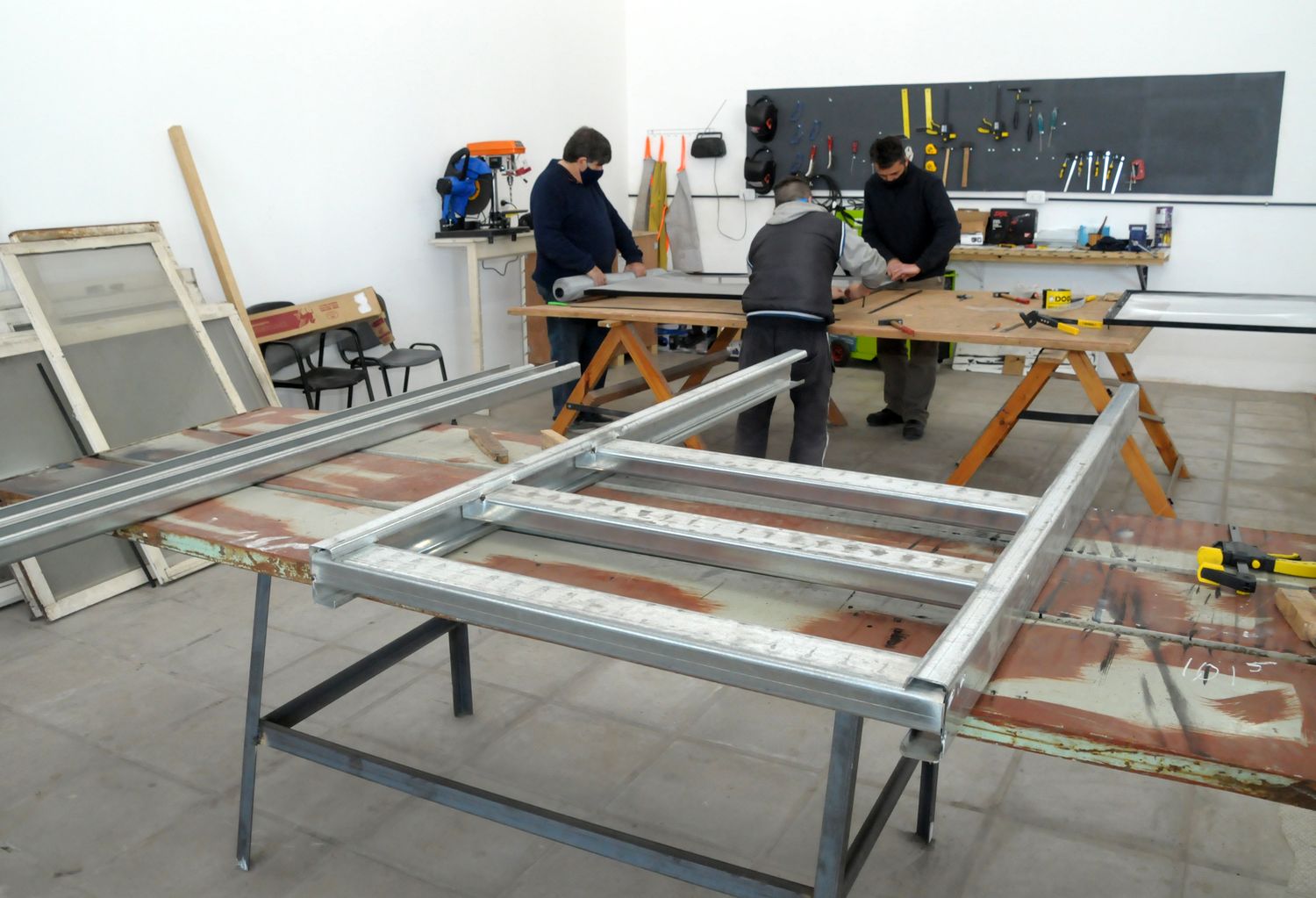 En los talleres del Polo Productivo, realizan trabajos de herrería y confeccionan sábanas para el Hospital