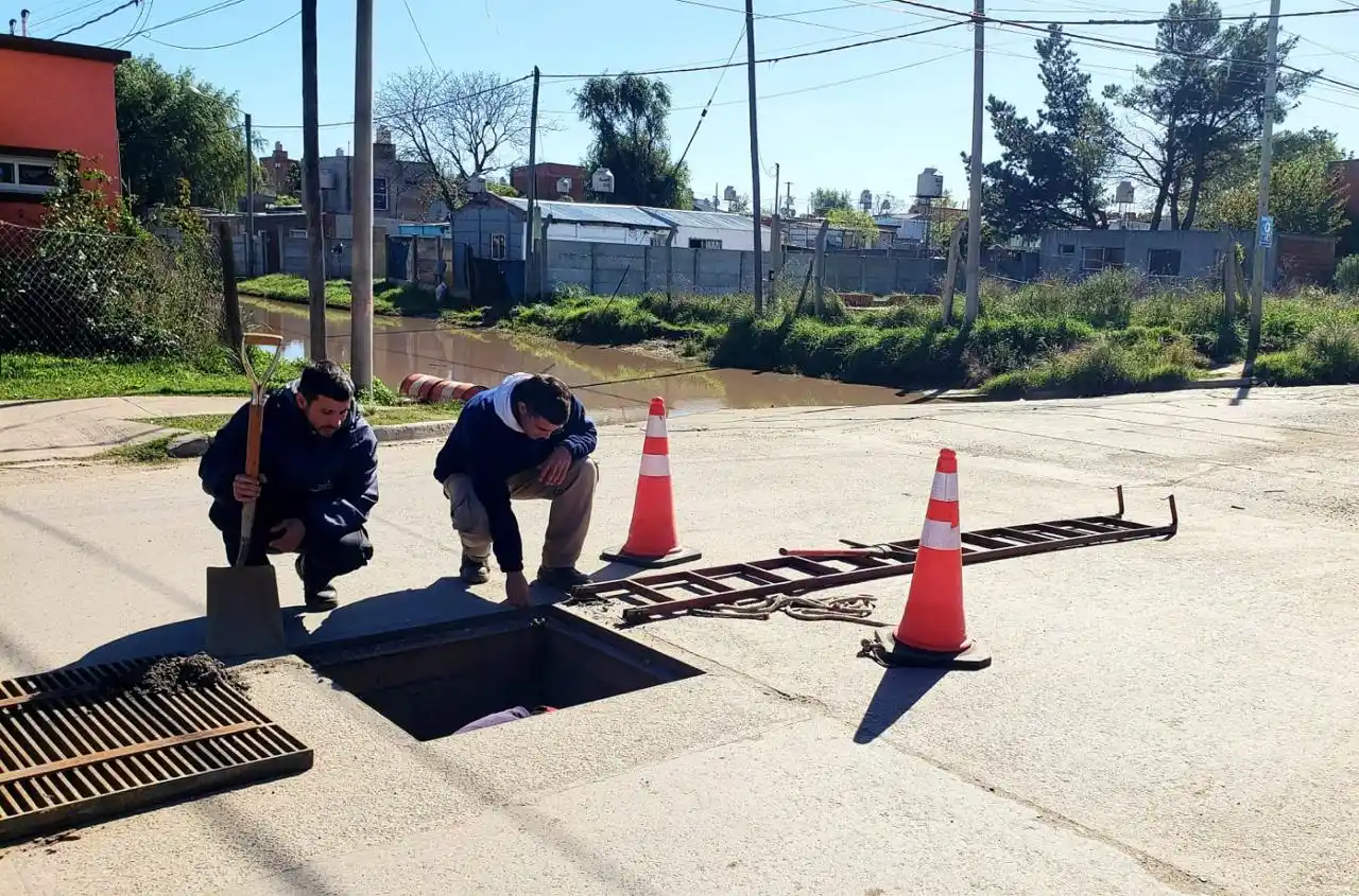 Cada vez que llueve, realizan tareas de limpieza y mantenimiento.