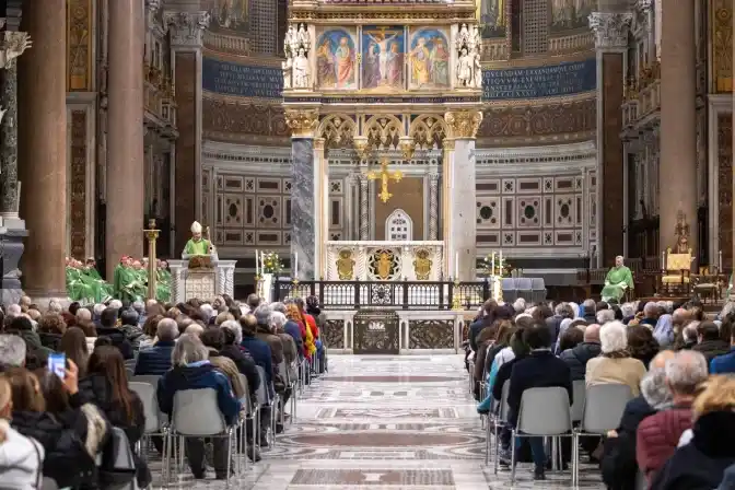 El Cardenal Reina celebra Misa por el Papa Francisco en la Basílica de San Juan de Letrán el 23 de febrero | Crédito: Daniel Ibáñez/ ACI Prensa