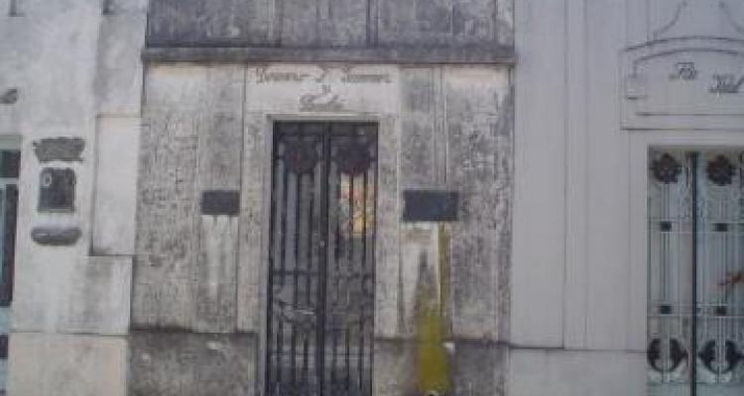 La tumba del “Negro” Giménez es un depósito de materiales
