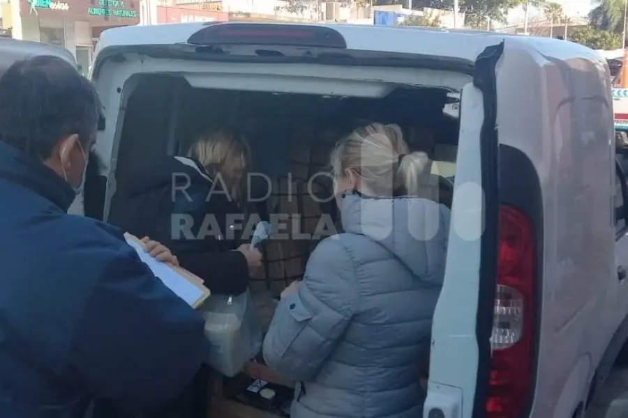 Iba en un vehículo utilitario con alimentos en mal estado: le sacaron todo y lo llevaron al Relleno Sanitario