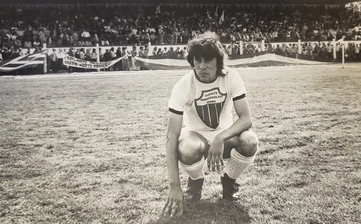 Miguel Pollak, listo para defender a Ferro en las finales de 1977. Detrás, repleta, la tribuna techada del estadio San Martín.