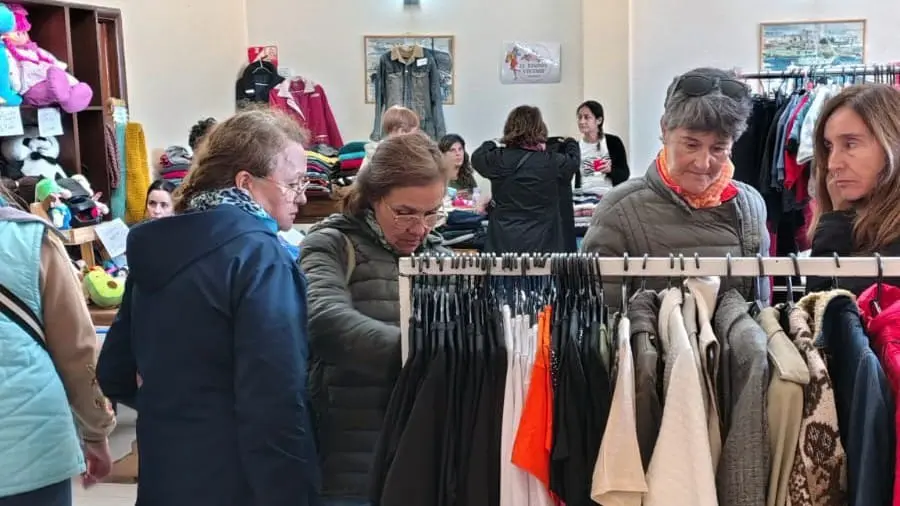 Variedad. De prendas y objetos conforman la feria de mañana