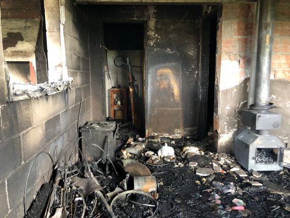 Un herido leve y grandes pérdidas materiales tras un incendio en un complejo de cabañas