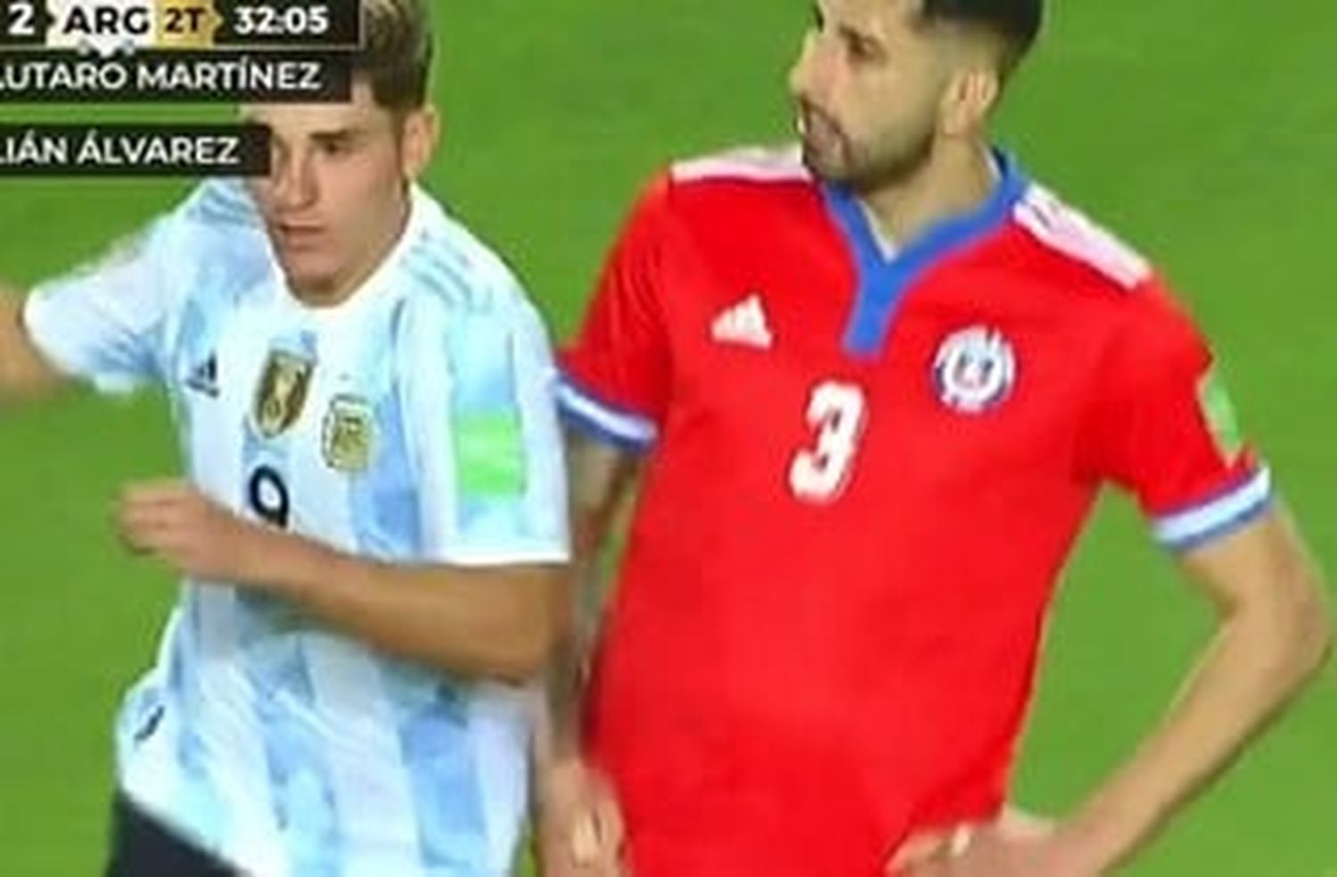 El "cariñoso" recibimiento de Maripán a Julián Álvarez cuando entró a la cancha
