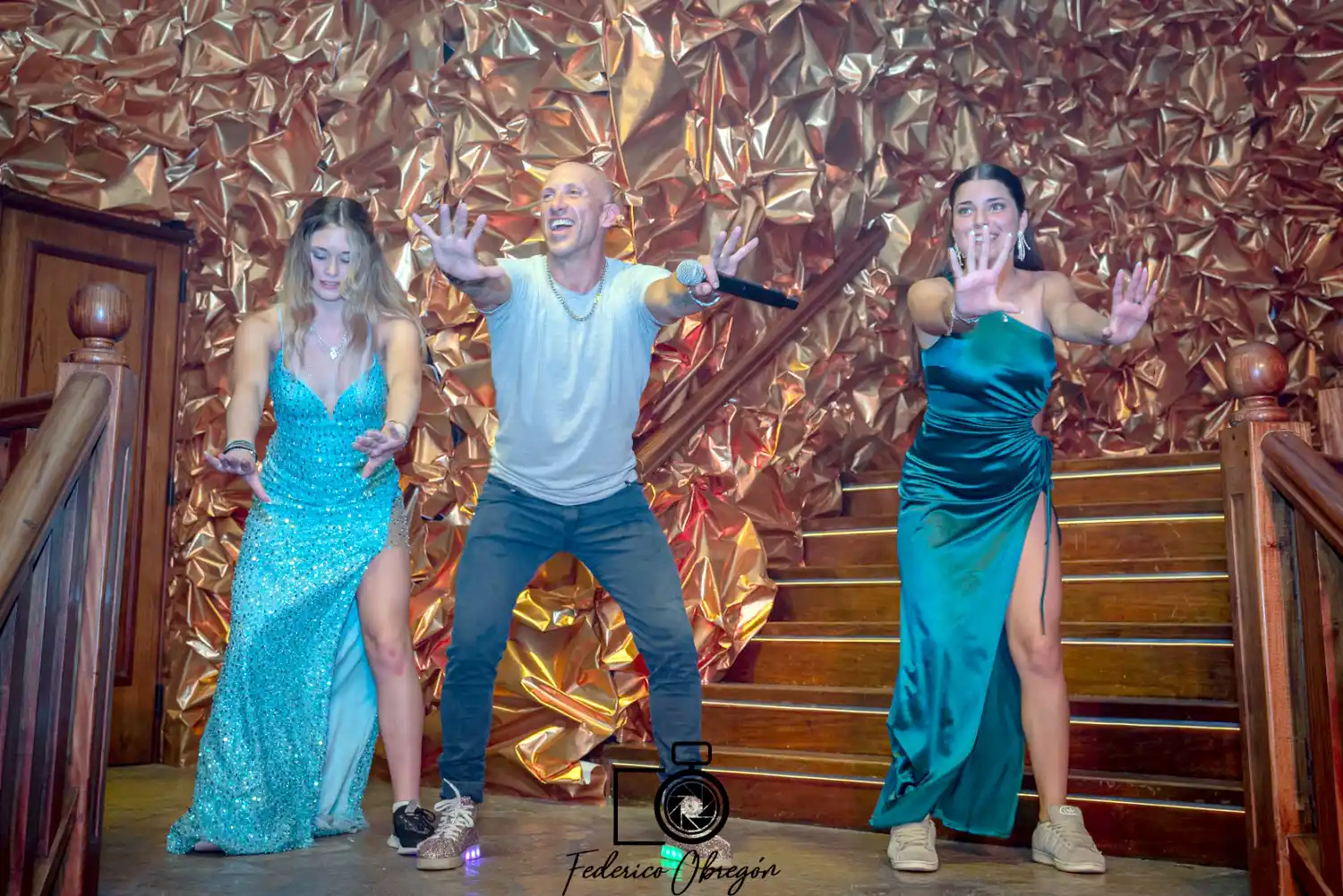 Comienza el show. El conductor Emiliano Gauna encabezando uno de los bailes en Centro Vasco