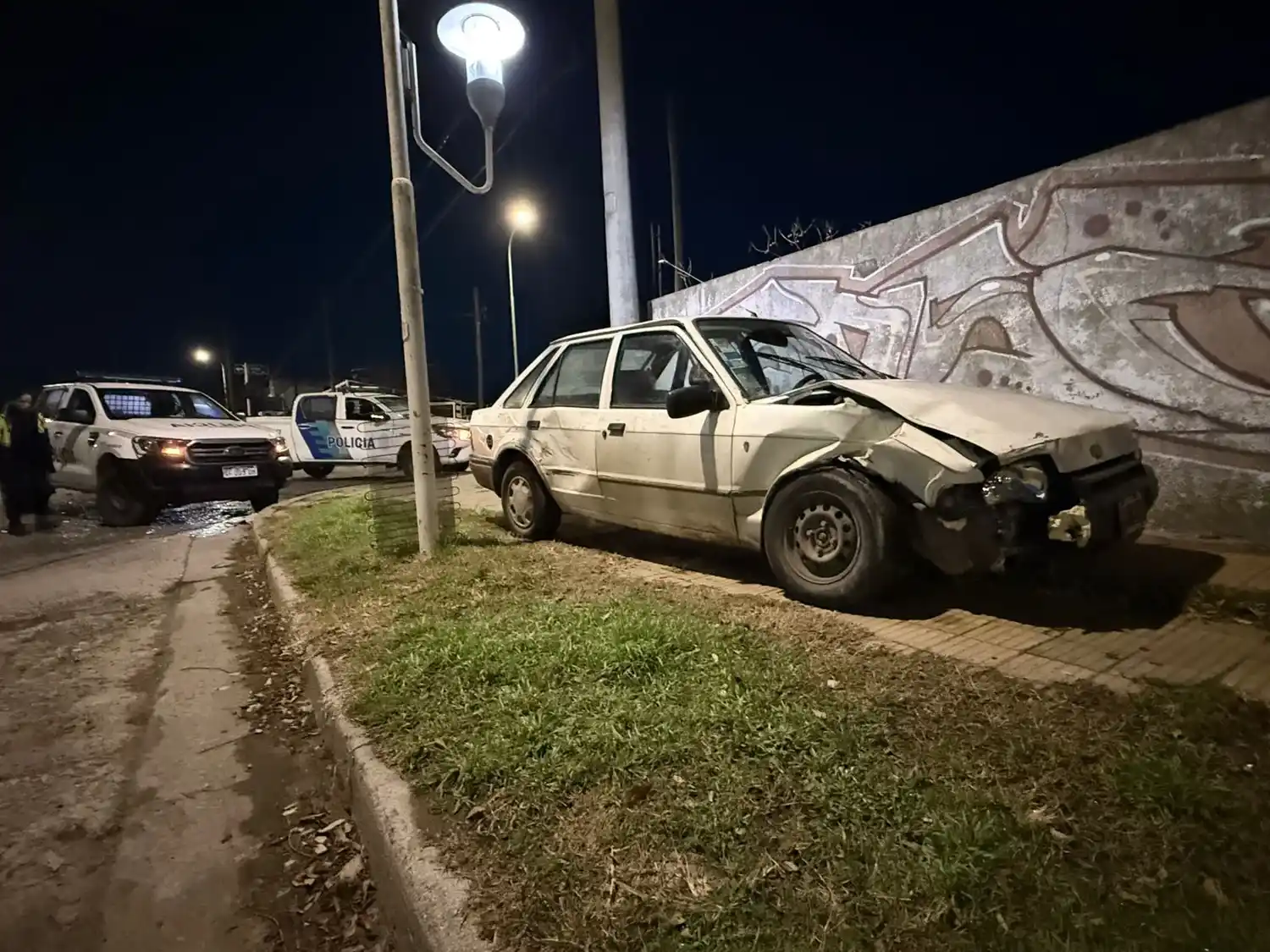 Un conductor alcoholizado fue aprehendido por resistencia a la autoridad tras chocar con un patrullero