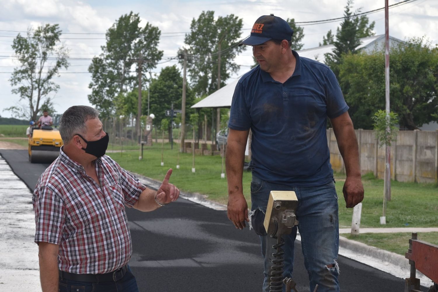 Sergio Busquet, tiempo atrás, monitoreando obras de reasfaltado en su localidad; ahora se ilusiona con nuevos proyectos.