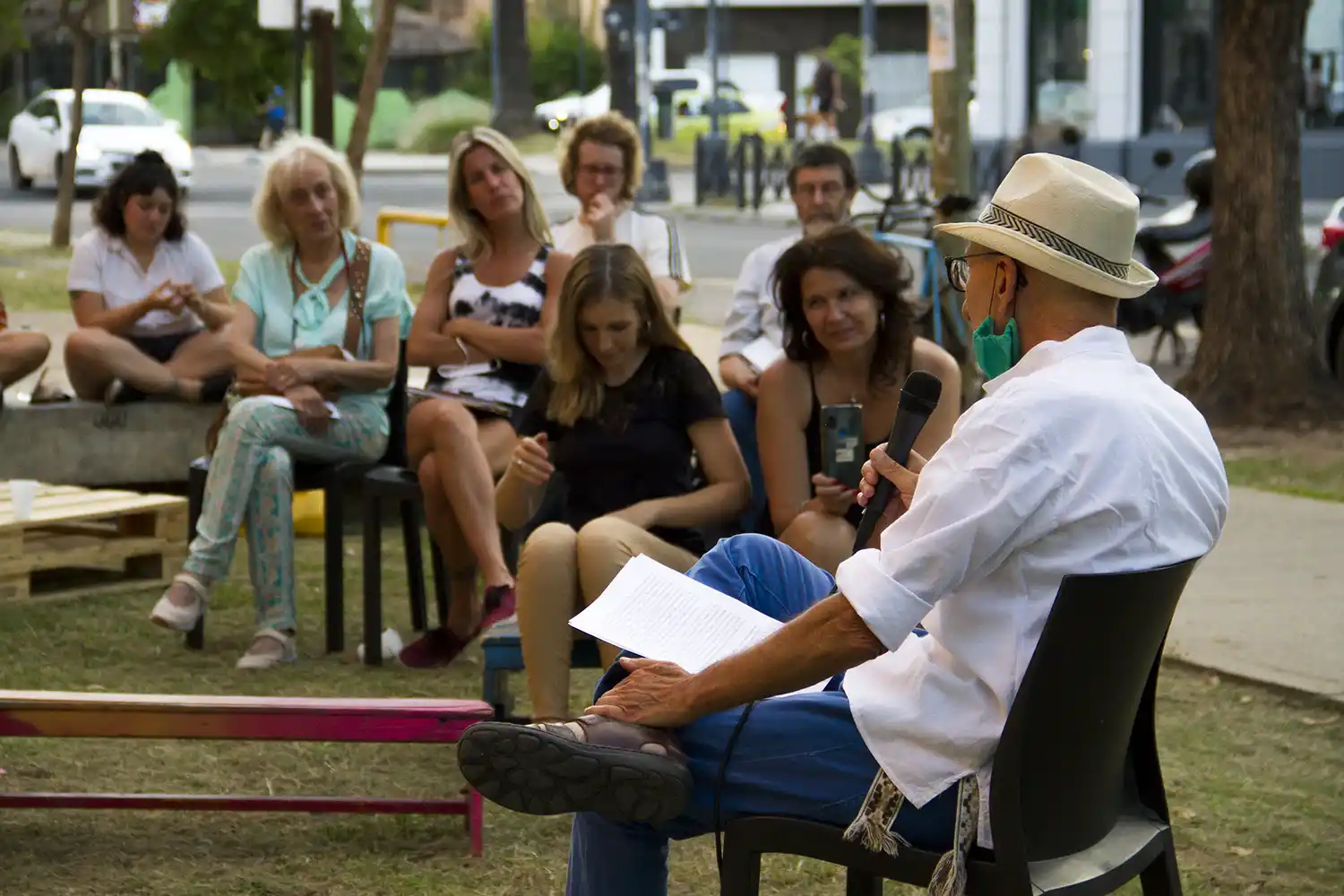 Cerró la muestra de Kiwi, una exploración por su universo de barro y palabras