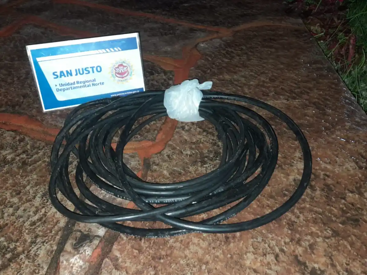 Se le cortó la luz, salió y vio a un joven robado cables en Bº Sarmiento: fue detenido 