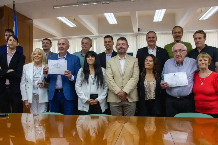 En una emotiva ceremonia el Concejo Municipal distinguió al Flaco Foglia y Hector Moscardo