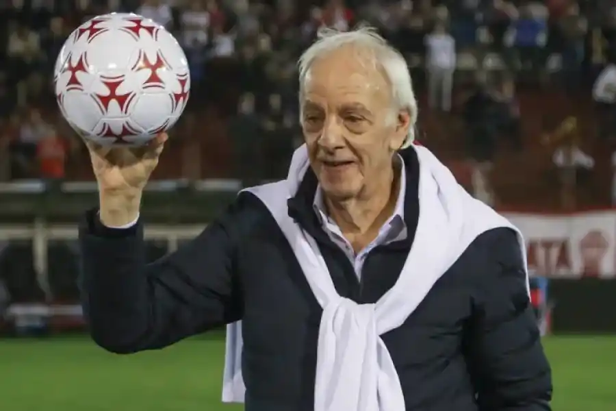 Menotti permanece internado y continúa la preocupación por su estado de salud