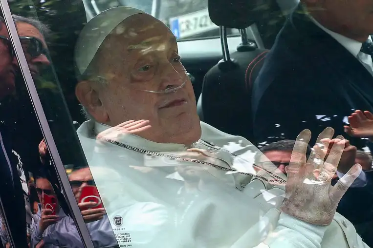 Habló el médico que trató al papa Francisco en el hospital: “Hubo que elegir entre dejarlo ir o probar con todo”