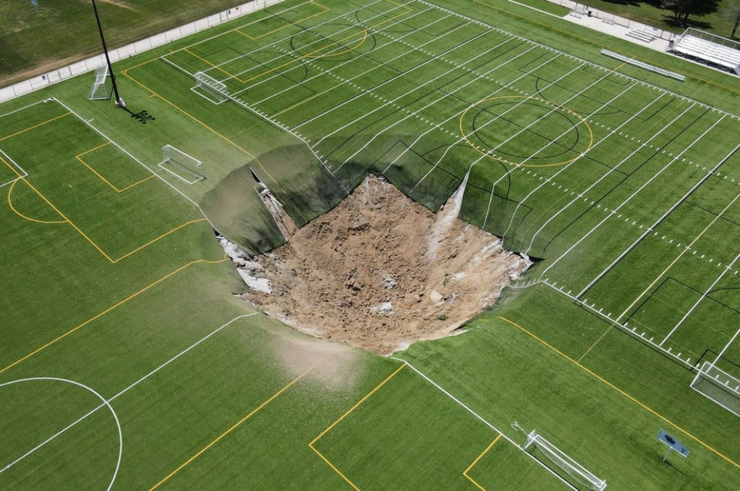 La tierra se hundió bajo el poste de luz y parte del terreno deportivo.