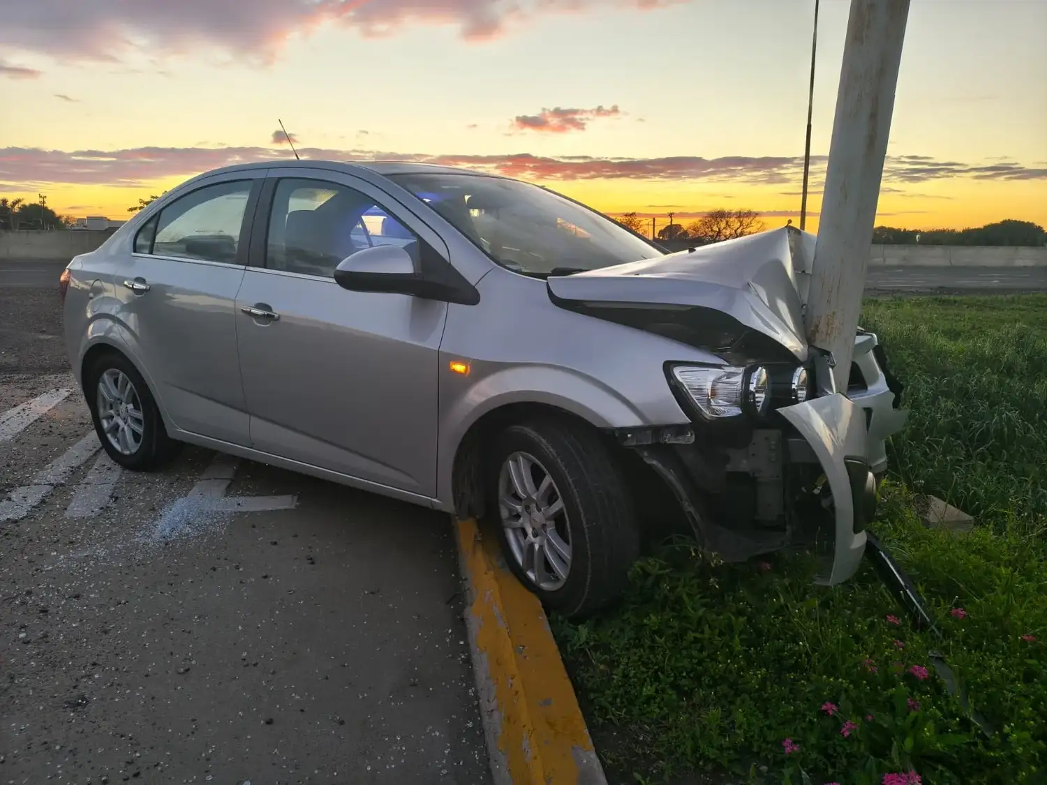 Un automovilista chocó contra una columna de alumbrado en la Ruta 11