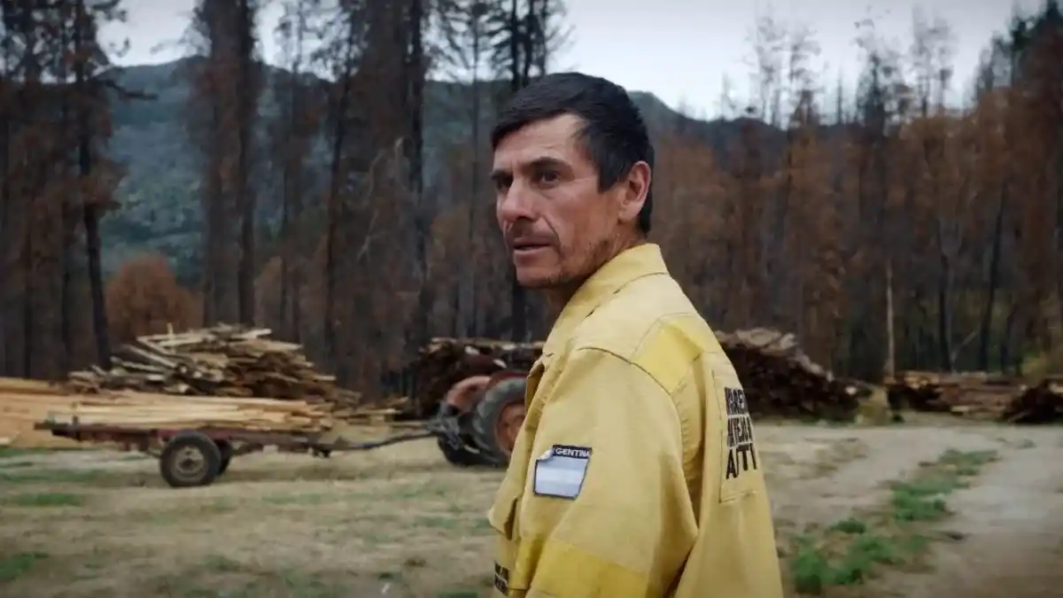 El proyecto nació desde las cenizas, literalmente, luego de que el incendio del 9 de marzo de 2021 en Golondrinas, Chubut, destruyera más de 250 viviendas, entre ellas la casa donde la madre de la realizadora residió durante los últimos 11 años.