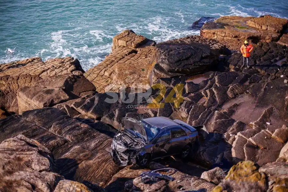 Mar del Plata: perdió el control del auto y cayó desde un barranco