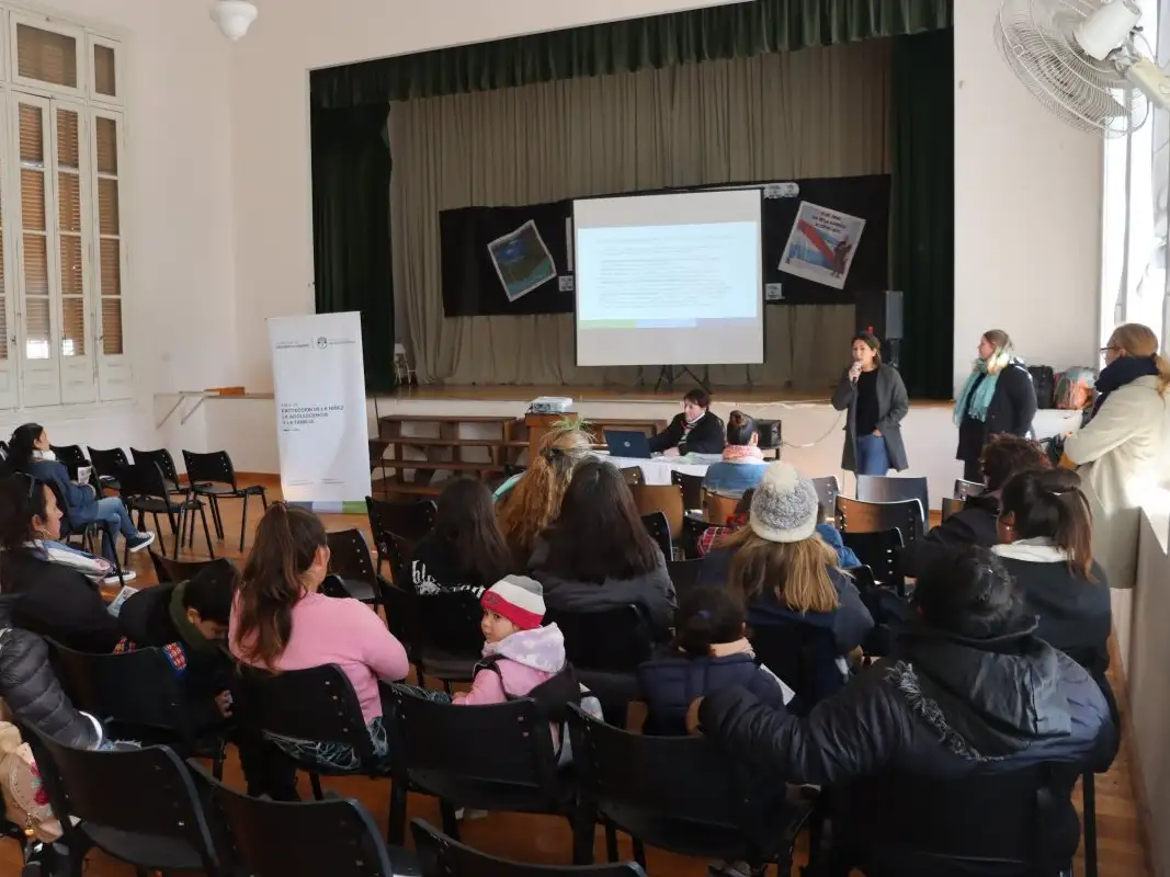 Se realizaron talleres de "crianza responsable" en la Escuela Rawson