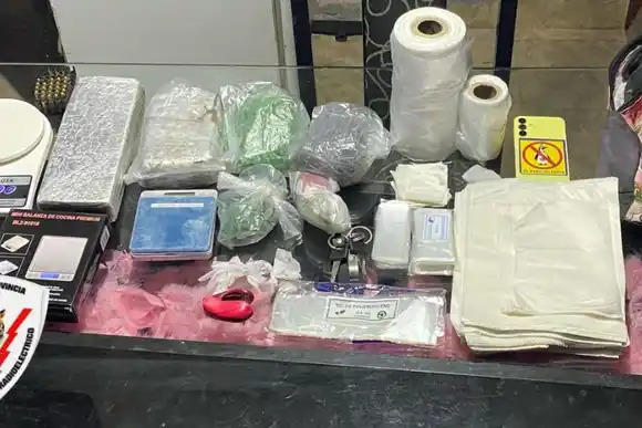 Amenazaron a una mujer con incendiarle la casa para usurparla y fueron detenidos con drogas