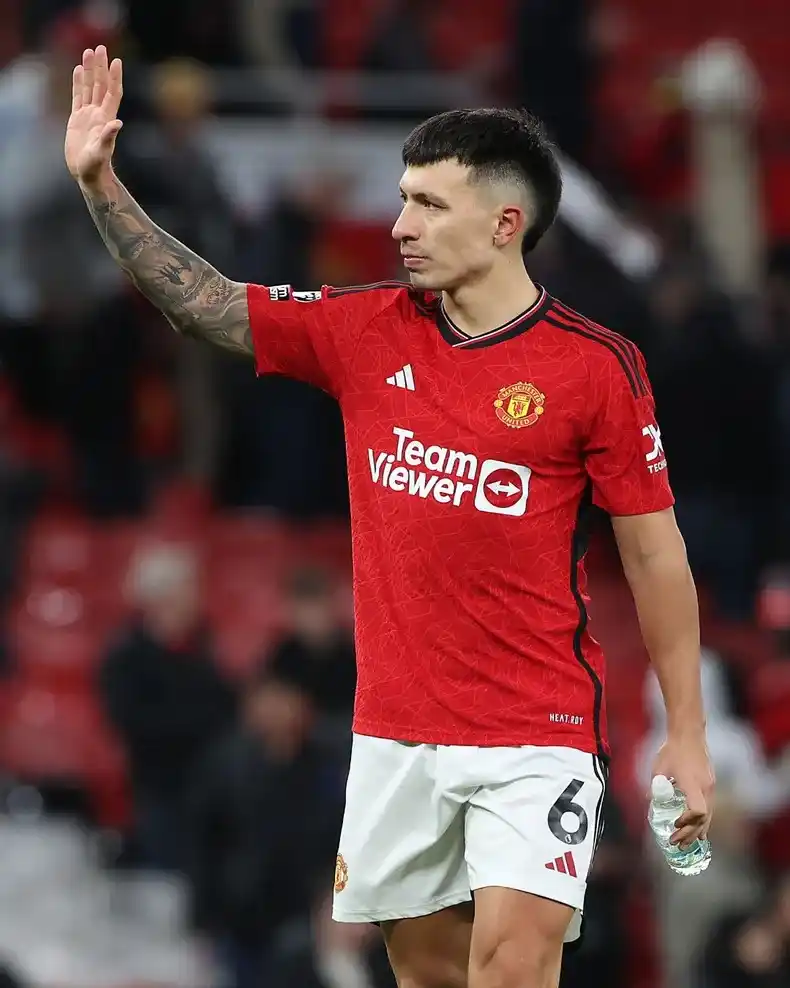 Lisandro Martínez volvió a la cancha luego de cuatro meses