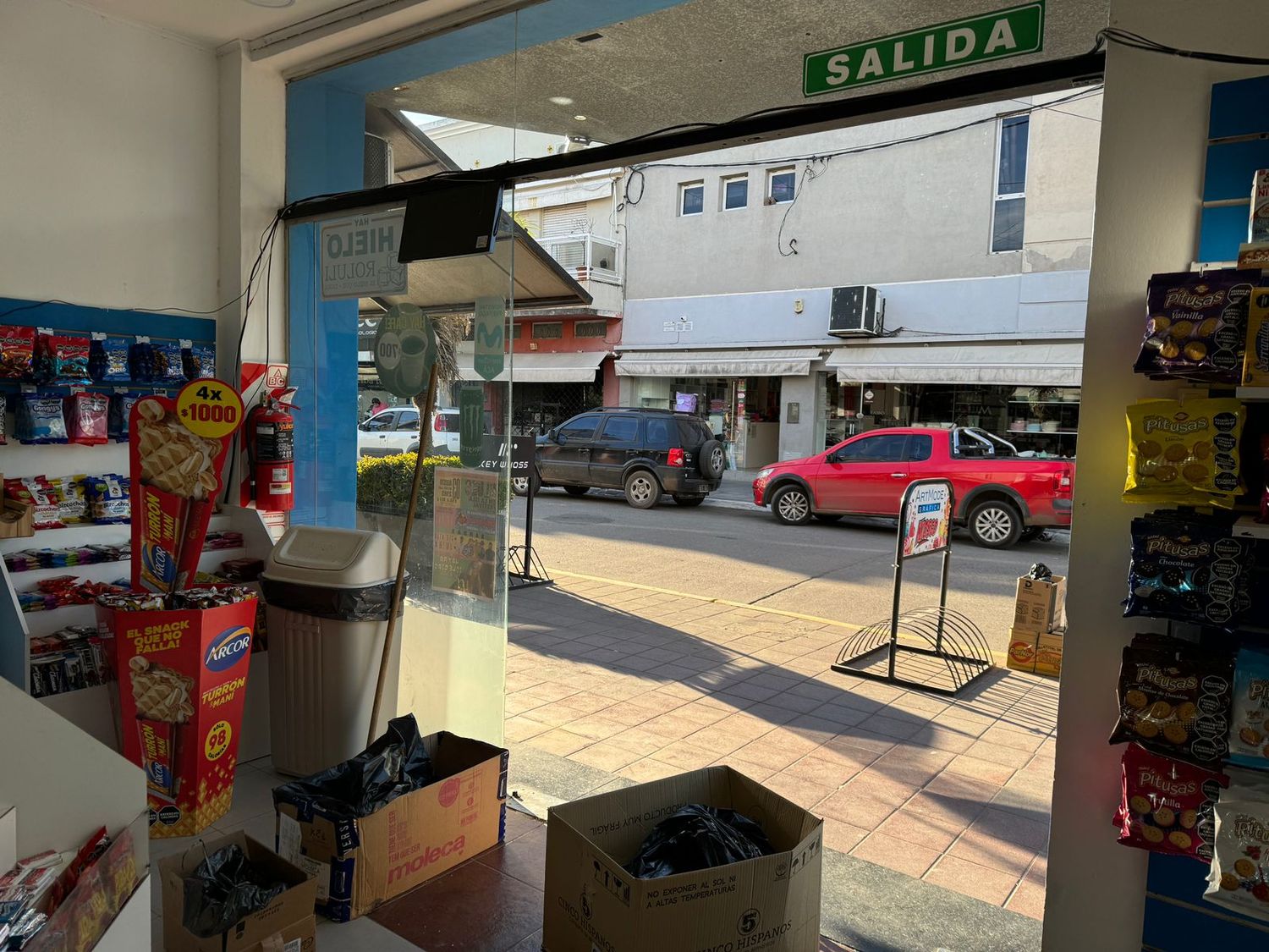 Rompió el blindex de un kiosco y se llevó los cigarrillos