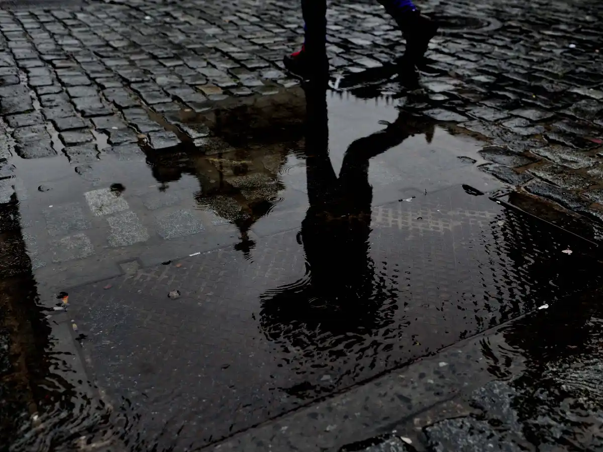 Lunes húmedo y pesado en la ciudad: rige alerta por tormentas