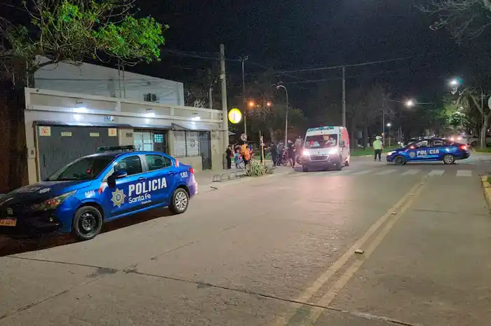 accidente choque noche policia patrullero ambulancia sies 107 bollinger jaime ferre siniestro vial barrio italia - 4