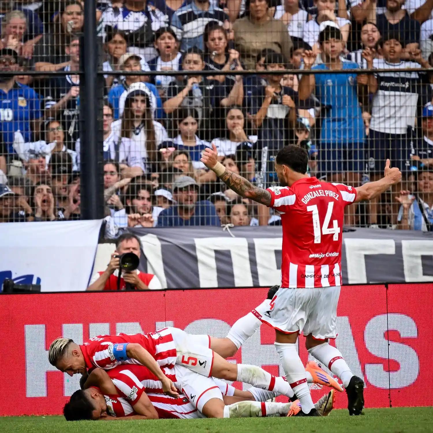 El festejo del gol que definiría el partido y el pasaje a la final para Estudiantes.