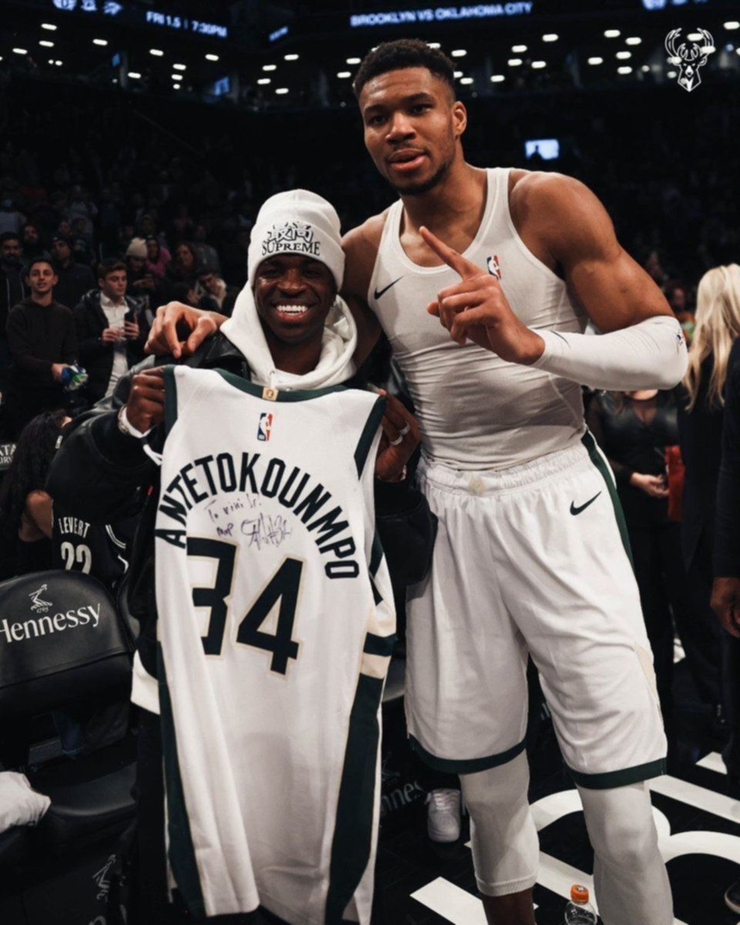 El regalo de Giannis Antetokounmpo a Vinícius Jr.