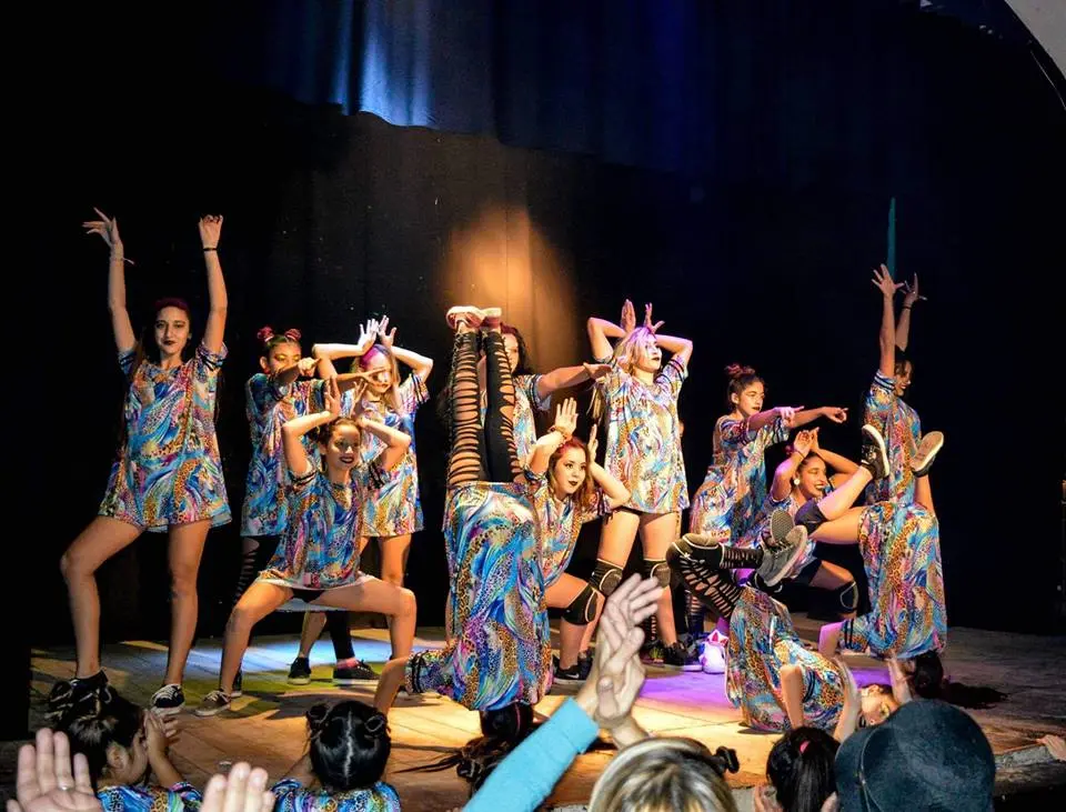 Grupos de baile y artistas locales en una muestra anual