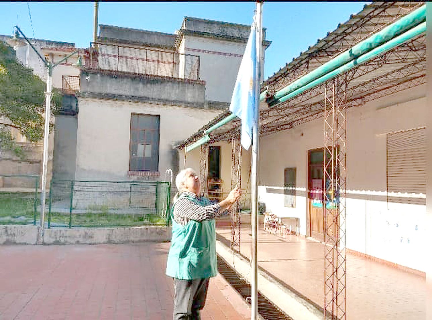 La extraña sensación de despedirse de una escuela vacía al izar por última vez la bandera