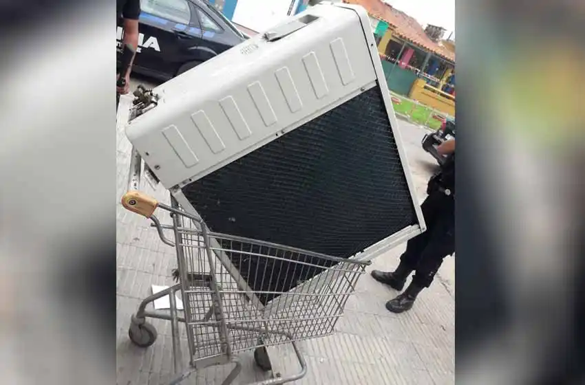 Se quisieron robar un aire acondicionado en un carro de supermercado