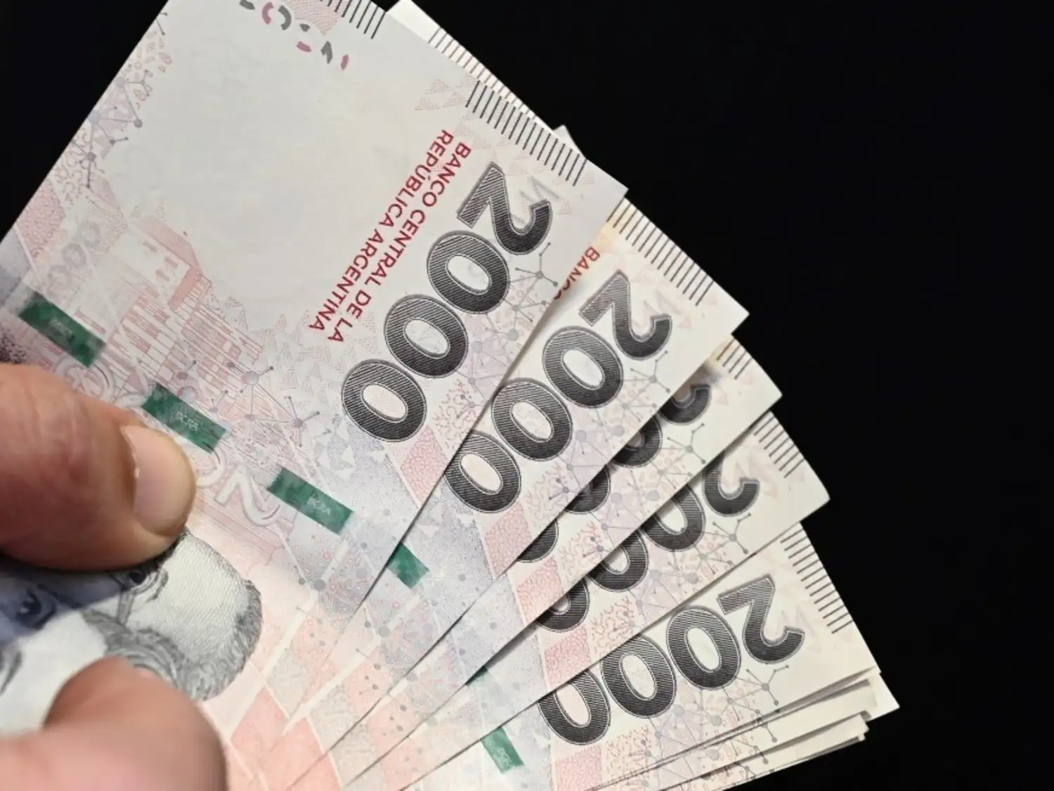 Este indicador fija el ingreso mínimo que debe percibir un trabajador por su jornada laboral y funciona como una referencia clave para distintos aspectos de la economía.