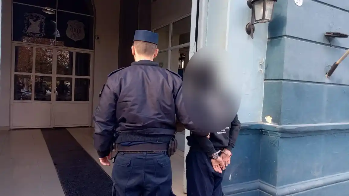 Un joven de 18 años y un menor de 16 estuvieron involucrados en un insólito robo