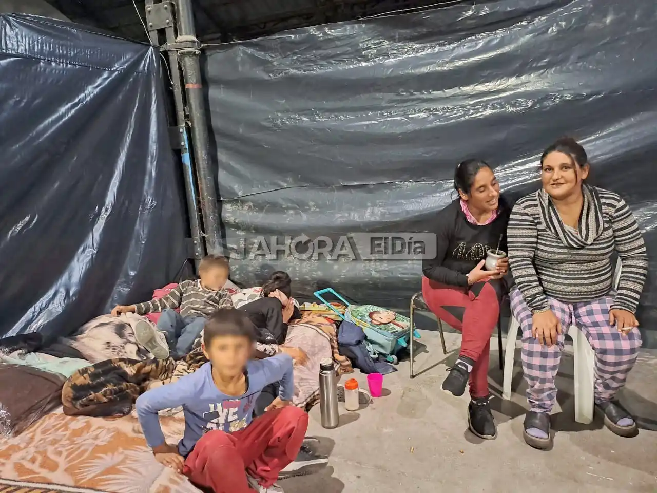 El relato de dos familias que se encuentran en los Galpones del Puerto por la creciente del río