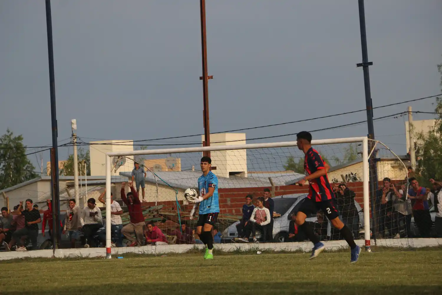 Visita de riesgo para el puntero del torneo: Deportivo Urdinarrain enfrenta a Sud América