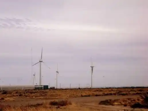 Aerogeneradores eólicos en Santa Cruz, una de las provincias pioneras en el desarrollo de energía renovable en la Patagonia.