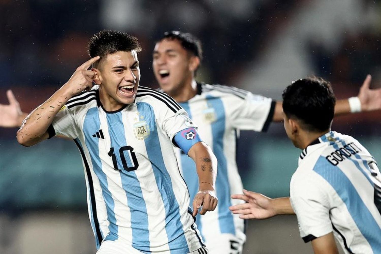 Argentina juega ante Brasil con la ilusión de las semifinales