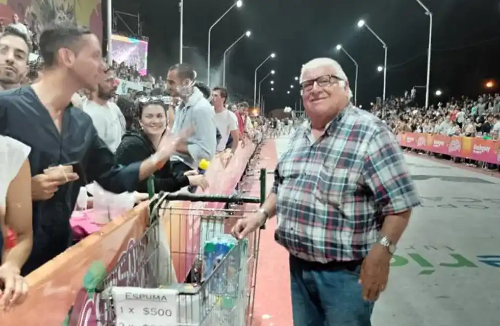 Jorge vende la espuma hace 58 años en los Corsos de Gualeguay en donde lo recaudado es repartido entre las comparsas